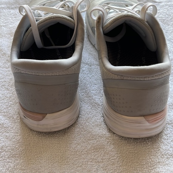 New Balance 711 Gray and White Shoes with Sofsole - Picture 5 of 12